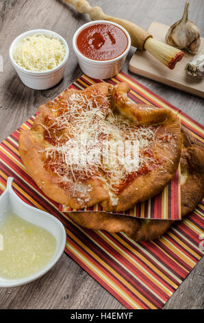 Carnevale tradizionale fast food specialty fritto di pasta di pane con formaggio, ketchup e aglio Foto Stock