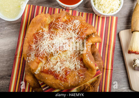 Carnevale tradizionale fast food specialty fritto di pasta di pane con formaggio, ketchup e aglio Foto Stock