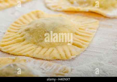 Ravioli fatti in casa ripieni di spinaci e ricotta, tutti a casa preparato Foto Stock