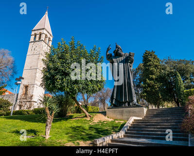 Split, Croazia - 27 Marzo 2016 - Statua del vescovo Gregorio di Nin a Spalato, Croazia, accanto al Palazzo di Diocleziano, su un soleggiato Foto Stock