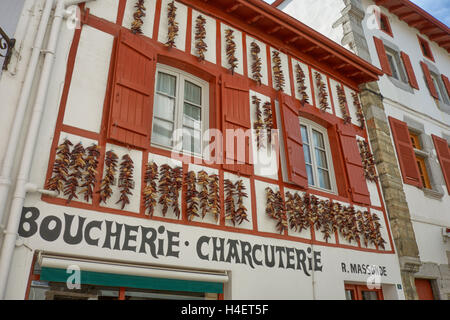 Peperoni rossi essiccazione su facciate di una tipica casa di Espelette. Paese basco. Pirenei Atlantiques.Francia. Foto Stock