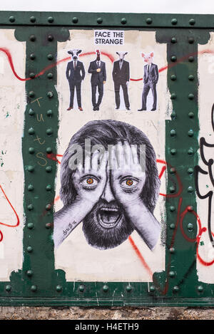 Il murale che rappresenta l uomo che copre il viso con le mani e gli occhi disegnati su di loro e quattro uomo vestito elegantemente con facce di animali Foto Stock