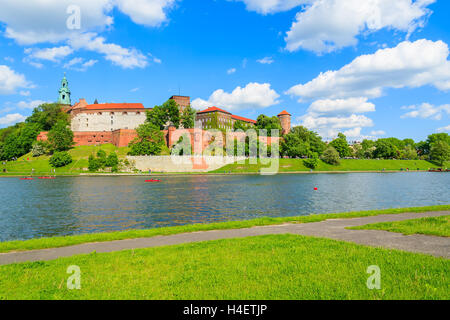 Il Castello Reale di Wawel lungo un fiume Vistola sulla soleggiata giornata splendida, Polonia Foto Stock