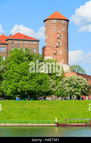 Barca sul fiume Vistola e il Castello Reale di Wawel sulla soleggiata giornata splendida, Polonia Foto Stock