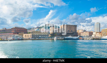 Alcuni dei principali luoghi di interesse di Napoli potrebbe essere sean da qui si tratta di Castel Nuovo in medio, il Palazzo Reale sulla sinistra e Cas Foto Stock