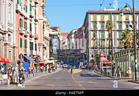 Il turista medievale Via Toledo con molti caffè e negozi è molto popolare per passeggiate e shopping, Napoli Italia Foto Stock