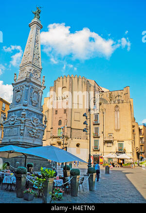 Il minuscolo street cafe accanto all'obelisco, sormontato da una statua di San Domenico e la chiesa di San Domenico Maggiore a Napoli Italia Foto Stock