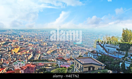 La vista aerea sulla città vecchia, i moderni grattacieli del quartiere degli affari e il Monte Vesuvio dietro le nuvole, Napoli Italia Foto Stock