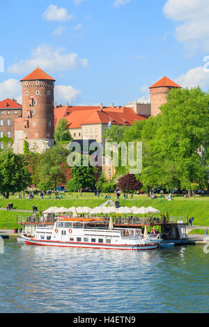 Cracovia in Polonia - 10 Maggio 2014: imbarcazione turistica sul fiume Vistola con il Castello Reale di Wawel in background, Polonia Foto Stock