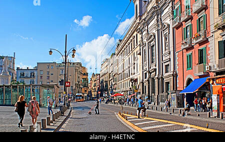 La linea della metropolitana corre sotto Via Toledo, qui è Dante la stazione della metropolitana, accanto al monumento a Dante, Napoli Italia Foto Stock