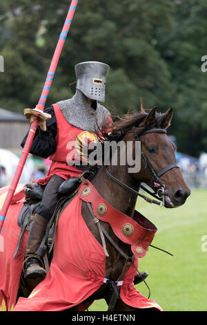 Un cavaliere di entrare nel campo durante una giostra rievocazione evento presso lo Stanhope Show, Co. Durham, Inghilterra. Foto Stock