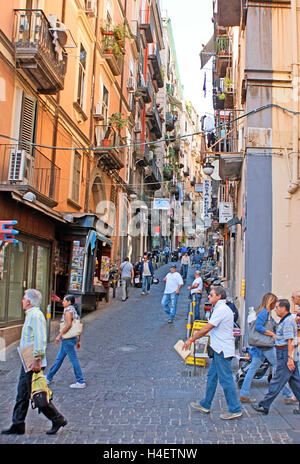 La stretta strada trafficata dei Quartieri Spagnoli (Quartieri Spagnoli) con alte case residenziali, Napoli Italia Foto Stock