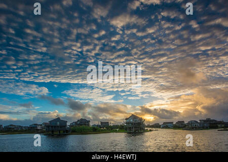 Sun è in aumento da nubi su Avon North Carolina sul Hatteras isola di Outer Banks OBX riflettendo in Pamlico Sound Foto Stock