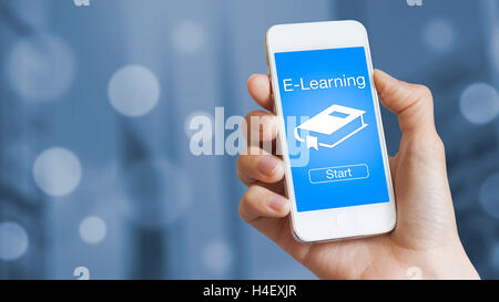 Donna che utilizza l'e-learning sul telefono cellulare per frequentare corsi sul web Foto Stock