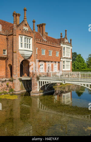 Ponte sul fossato a Helmingham Hall, Suffolk, Inghilterra Foto Stock