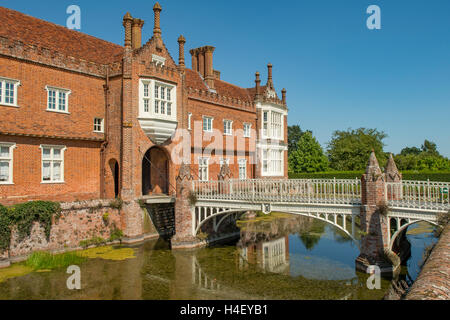 Ponte sul fossato a Helmingham Hall, Suffolk, Inghilterra Foto Stock