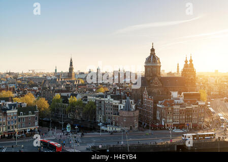 Lo skyline di Amsterdam in una zona storica di notte, Amsterdam, Paesi Bassi. Vista aerea di Amsterdam, Paesi Bassi. Foto Stock