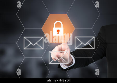 Imprenditore premendo l'e-mail security pulsante su schermi virtuali. Utilizzare per la business technology concetto internet Foto Stock