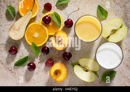 Assortimento di frutti e bacche per rendere frappè sullo sfondo di pietra. Freschi ingredienti organici. Auspicabile e salute Foto Stock