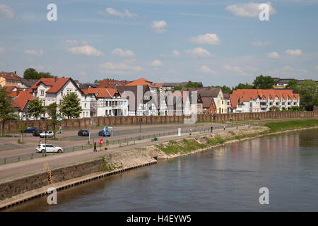 Città di pescatori con tipiche case a graticcio, Weser, Minden, Renania settentrionale-Vestfalia, Germania Foto Stock