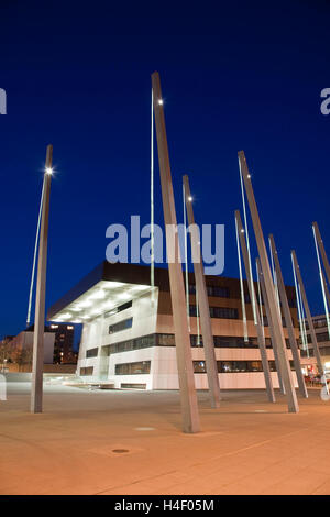 Stadthaus edificio di notte, comunali multi-function building, il municipio, il centro per l'istruzione degli adulti Foto Stock