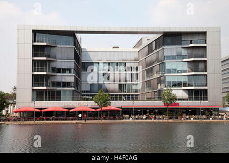 Architettura moderna, la costruzione di uffici, ristorante, il porto interno di Duisburg, Ruhrgebiet regione Renania settentrionale-Vestfalia Foto Stock