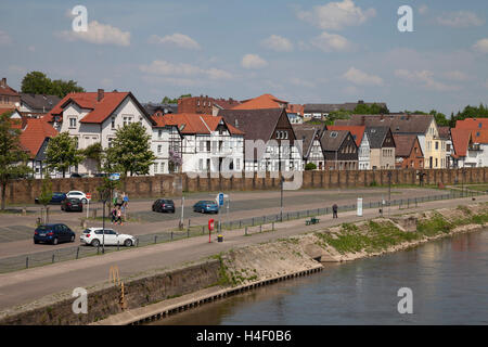 Città di pescatori con tipiche case a graticcio, Weser, Minden, Renania settentrionale-Vestfalia, Germania Foto Stock