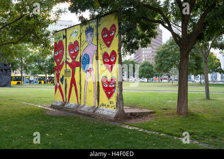 Vecchie sezioni del muro di Berlino a Potsdamer Platz di Berlino Foto Stock