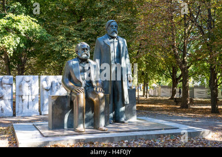 Le statue di Karl Marx e Friedrich Engels in un parco di Berlion Foto Stock