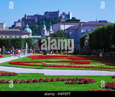 Mirabell Palace Gardens con il Castello Hohensalzburg in background, Salisburgo, Austria Foto Stock