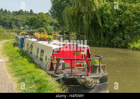 Strette barche ormeggiate sul Grand Union Canal, vicino Linslade, Bedfordshire, Inghilterra Foto Stock