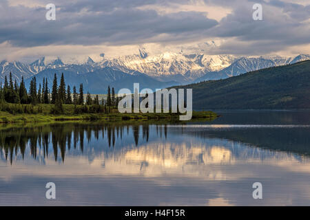 La riflessione stagno con Denali (Mt. McKinley) montagne sullo sfondo, Parco Nazionale di Denali, Alaska Foto Stock