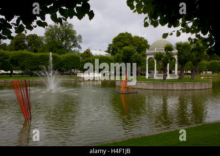 Sviluppato durante il dominio russo nei primi del settecento, Parco di Kadriorg è spesso descritto come la nazione più eccezionale parco. Foto Stock