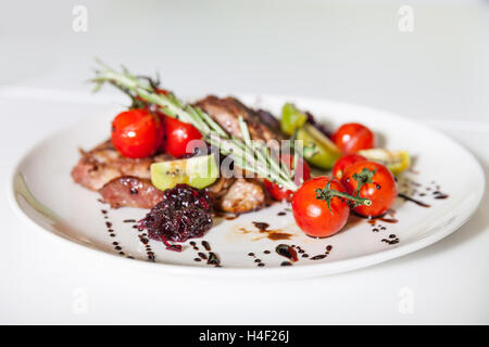 Piatto di carne con verdure Foto Stock