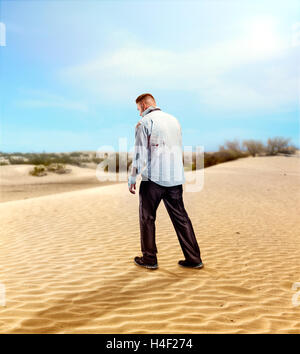 Imprenditore ferito nel deserto Foto Stock