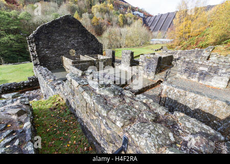 Rovine di Bryntail miniera di piombo, la Diga Clywedog nella distanza. Llanidloes, Powys, Wales, Regno Unito. Foto Stock