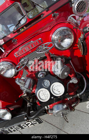 Città di Glasgow, Scozia. Il pittoresco angolo di visualizzazione di un 1960 vista di una Austin Gipsy Fire Appliance. Foto Stock