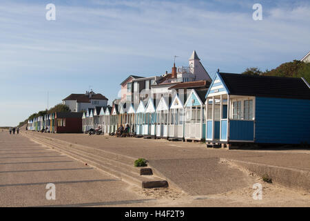 Città di Southwold, Inghilterra. Una vista pittoresca del dipinto luminosamente beach capanne sulla Southwold North Parade. Foto Stock