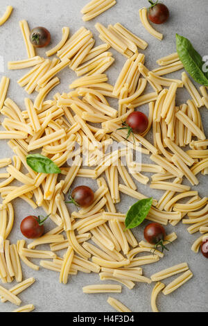 Pasta al pomodoro su calcestruzzo, cibo vista superiore Foto Stock