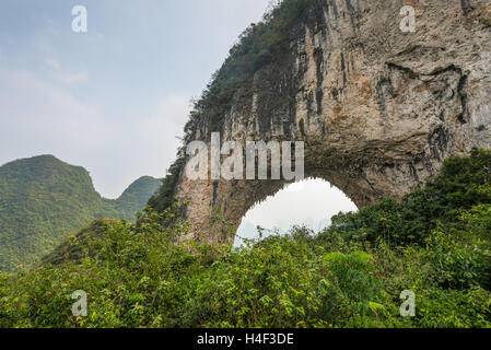 Luna famosa collina arco calcareo vicino Yangshou, Cina Foto Stock