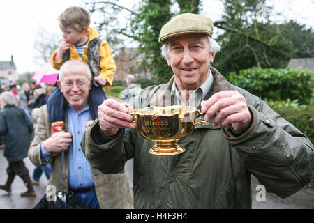 Cavallini vincenti da Cheltenham Festival da Paolo Nicholls horse racing parata stabile attraverso Ditcheat village,Somerset.Inghilterra Foto Stock