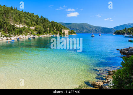 Spiaggia con mare turchese in baia vicino Fiskardo village, l'isola di Cefalonia, Grecia Foto Stock