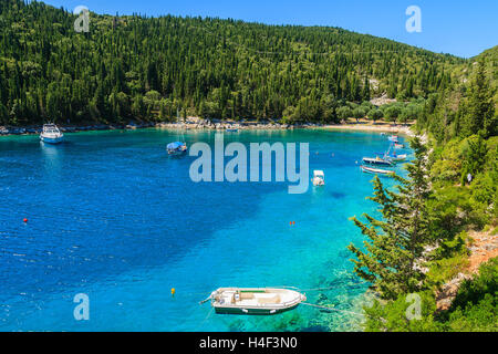 Barche da pesca sul mare turchese in baia vicino Fiskardo village, l'isola di Cefalonia, Grecia Foto Stock