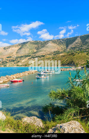 Tipico greco barche da pesca nella baia di mare contro le montagne in Zola porta, l'isola di Cefalonia, Grecia Foto Stock