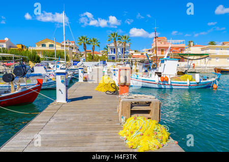 Tradizionale greco barche da pesca nel porto di Lixouri town, l'isola di Cefalonia, Grecia Foto Stock