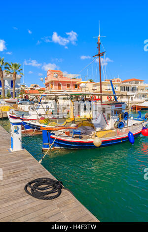 Tipico greco barche da pesca in Lixouri port, l'isola di Cefalonia Foto Stock