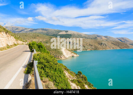 Panoramica strada costiera lungo un mare sull'isola di Cefalonia, Grecia Foto Stock