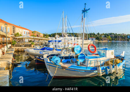 FISKARDO PORT, l'isola di Cefalonia, Grecia - Set 18, 2014: greco tradizionale barca da pesca nel porto di FIskardo village. Barche colorate sono simbolo di isole greche. Foto Stock