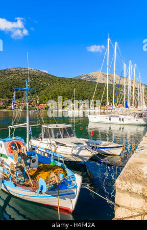 AGIA EFIMIA PORT, l'isola di Cefalonia, Grecia - Set 18, 2014: greco tradizionale barca da pesca nel porto di Agia Efimia village. Barche colorate sono simbolo di isole greche. Foto Stock