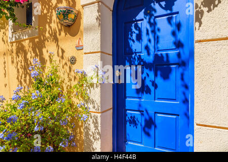Porta blu di tipica casa greca, l'isola di Cefalonia, Grecia Foto Stock